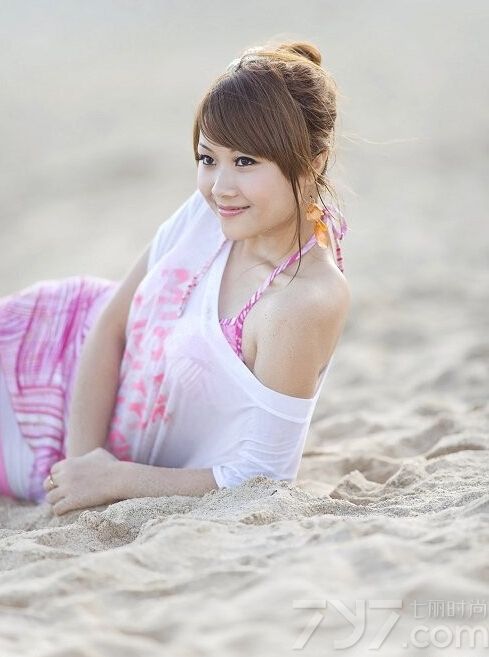 这组性感美女性感比基尼内衣写真图片，在清凉海滩穿着展示性感好身材的粉色比基尼，展示出一种粉嫩又热辣的画面，白皙肌肤在白T恤的衬托下，显得更为诱人，分享性感美女内衣写真图片，粉色比基尼尽显暧昧诱惑。