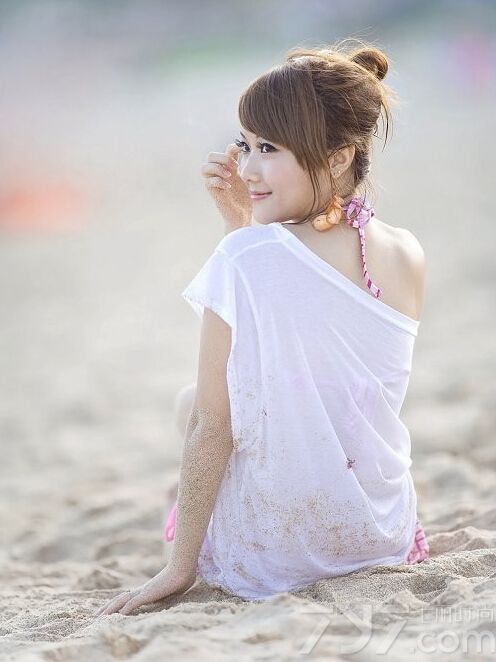 这组性感美女性感比基尼内衣写真图片，在清凉海滩穿着展示性感好身材的粉色比基尼，展示出一种粉嫩又热辣的画面，白皙肌肤在白T恤的衬托下，显得更为诱人，分享性感美女内衣写真图片，粉色比基尼尽显暧昧诱惑。