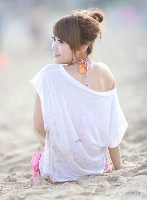 这组性感美女性感比基尼内衣写真图片，在清凉海滩穿着展示性感好身材的粉色比基尼，展示出一种粉嫩又热辣的画面，白皙肌肤在白T恤的衬托下，显得更为诱人，分享性感美女内衣写真图片，粉色比基尼尽显暧昧诱惑。