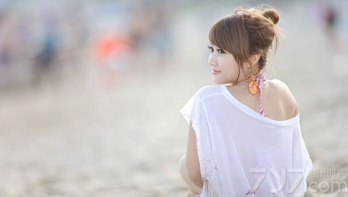 这组性感美女性感比基尼内衣写真图片，在清凉海滩穿着展示性感好身材的粉色比基尼，展示出一种粉嫩又热辣的画面，白皙肌肤在白T恤的衬托下，显得更为诱人，分享性感美女内衣写真图片，粉色比基尼尽显暧昧诱惑。