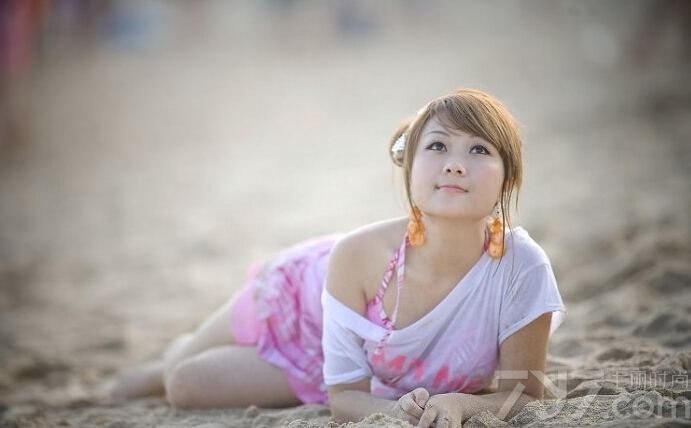 这组性感美女性感比基尼内衣写真图片，在清凉海滩穿着展示性感好身材的粉色比基尼，展示出一种粉嫩又热辣的画面，白皙肌肤在白T恤的衬托下，显得更为诱人，分享性感美女内衣写真图片，粉色比基尼尽显暧昧诱惑。