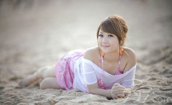 这组性感美女性感比基尼内衣写真图片，在清凉海滩穿着展示性感好身材的粉色比基尼，展示出一种粉嫩又热辣的画面，白皙肌肤在白T恤的衬托下，显得更为诱人，分享性感美女内衣写真图片，粉色比基尼尽显暧昧诱惑。