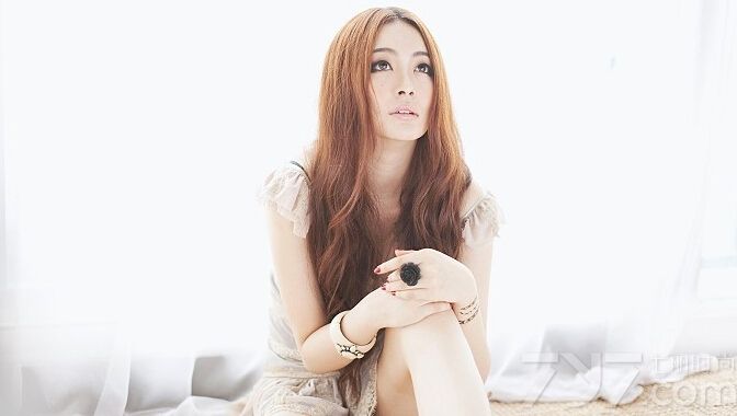 这组清纯美女性感私房写真图片，展示了小清新文艺的一面，当然天使般的面容以及魔鬼般的身材依旧是诱人的焦点，浪漫优雅的卷发衬托出致命气质，分享清纯美女性感私房写真图，小清新的文艺诱人魅力。