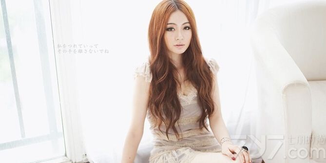 这组清纯美女性感私房写真图片，展示了小清新文艺的一面，当然天使般的面容以及魔鬼般的身材依旧是诱人的焦点，浪漫优雅的卷发衬托出致命气质，分享清纯美女性感私房写真图，小清新的文艺诱人魅力。