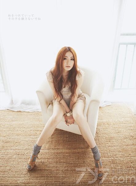 这组清纯美女性感私房写真图片，展示了小清新文艺的一面，当然天使般的面容以及魔鬼般的身材依旧是诱人的焦点，浪漫优雅的卷发衬托出致命气质，分享清纯美女性感私房写真图，小清新的文艺诱人魅力。