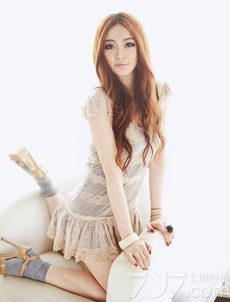 这组清纯美女性感私房写真图片，展示了小清新文艺的一面，当然天使般的面容以及魔鬼般的身材依旧是诱人的焦点，浪漫优雅的卷发衬托出致命气质，分享清纯美女性感私房写真图，小清新的文艺诱人魅力。