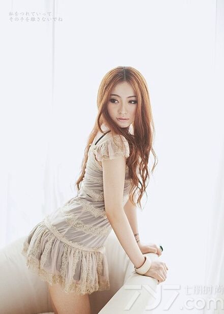 这组清纯美女性感私房写真图片，展示了小清新文艺的一面，当然天使般的面容以及魔鬼般的身材依旧是诱人的焦点，浪漫优雅的卷发衬托出致命气质，分享清纯美女性感私房写真图，小清新的文艺诱人魅力。