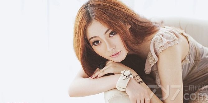 这组清纯美女性感私房写真图片，展示了小清新文艺的一面，当然天使般的面容以及魔鬼般的身材依旧是诱人的焦点，浪漫优雅的卷发衬托出致命气质，分享清纯美女性感私房写真图，小清新的文艺诱人魅力。