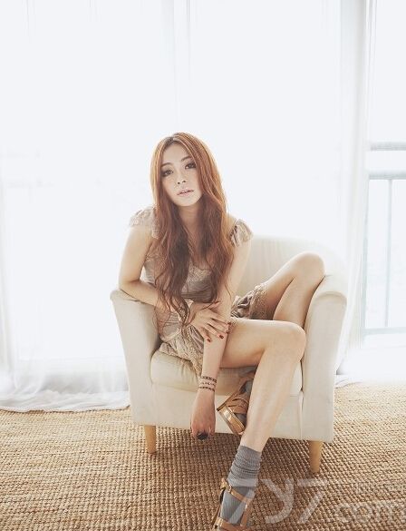 这组清纯美女性感私房写真图片，展示了小清新文艺的一面，当然天使般的面容以及魔鬼般的身材依旧是诱人的焦点，浪漫优雅的卷发衬托出致命气质，分享清纯美女性感私房写真图，小清新的文艺诱人魅力。