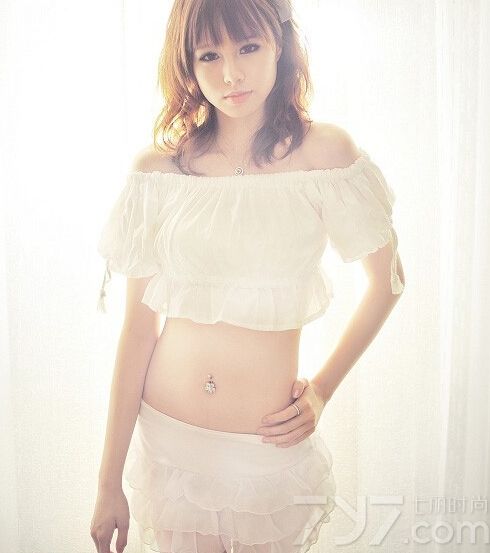 这组性感美少女室内性感写真图片，宛如清纯女神一样的装扮，将清纯气息完美尽显，特别小露性感小蛮腰的画面引来无数宅男的围观，另类的清纯致命诱惑让人无法抵挡住，分享性感美少女阳光写真图片，清纯迷人一样致命魅惑。
