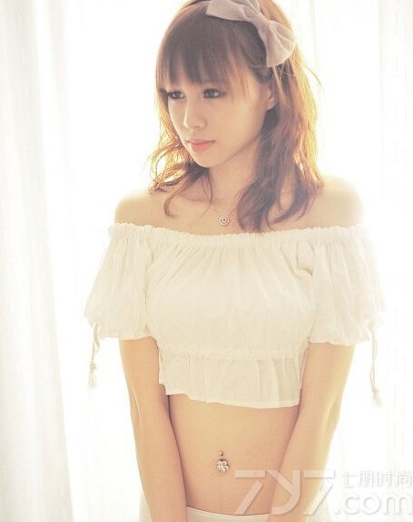 这组性感美少女室内性感写真图片，宛如清纯女神一样的装扮，将清纯气息完美尽显，特别小露性感小蛮腰的画面引来无数宅男的围观，另类的清纯致命诱惑让人无法抵挡住，分享性感美少女阳光写真图片，清纯迷人一样致命魅惑。