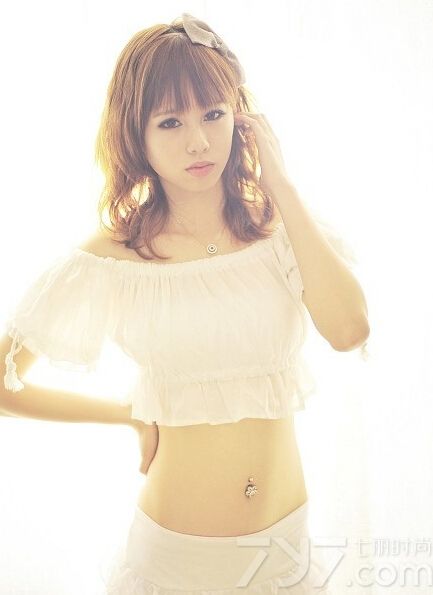 这组性感美少女室内性感写真图片，宛如清纯女神一样的装扮，将清纯气息完美尽显，特别小露性感小蛮腰的画面引来无数宅男的围观，另类的清纯致命诱惑让人无法抵挡住，分享性感美少女阳光写真图片，清纯迷人一样致命魅惑。