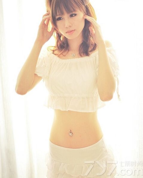 这组性感美少女室内性感写真图片，宛如清纯女神一样的装扮，将清纯气息完美尽显，特别小露性感小蛮腰的画面引来无数宅男的围观，另类的清纯致命诱惑让人无法抵挡住，分享性感美少女阳光写真图片，清纯迷人一样致命魅惑。