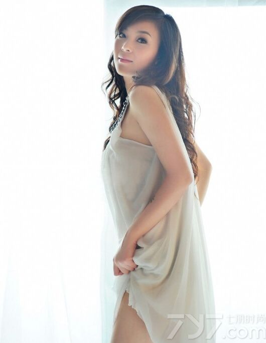 这组知性美女夏日性感写真图片，知性美女的性感与清凉的美女性感来比较，反而更多些妩媚动人，特别是温婉妩媚的笑容以及魔鬼般的性感身材都是诱人的焦点，分享知性美女夏日性感写真图片，不经意撩人诱惑更致命。