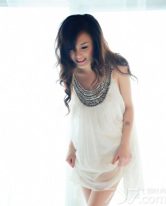 这组知性美女夏日性感写真图片，知性美女的性感与清凉的美女性感来比较，反而更多些妩媚动人，特别是温婉妩媚的笑容以及魔鬼般的性感身材都是诱人的焦点，分享知性美女夏日性感写真图片，不经意撩人诱惑更致命。