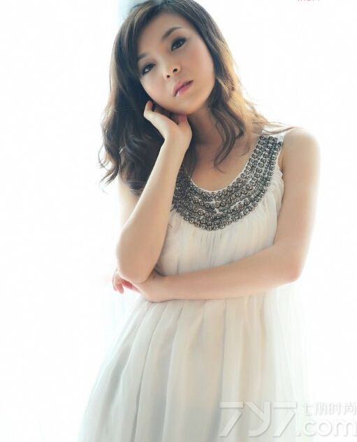 这组知性美女夏日性感写真图片，知性美女的性感与清凉的美女性感来比较，反而更多些妩媚动人，特别是温婉妩媚的笑容以及魔鬼般的性感身材都是诱人的焦点，分享知性美女夏日性感写真图片，不经意撩人诱惑更致命。