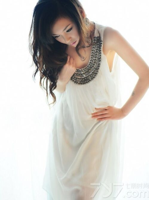 这组知性美女夏日性感写真图片，知性美女的性感与清凉的美女性感来比较，反而更多些妩媚动人，特别是温婉妩媚的笑容以及魔鬼般的性感身材都是诱人的焦点，分享知性美女夏日性感写真图片，不经意撩人诱惑更致命。