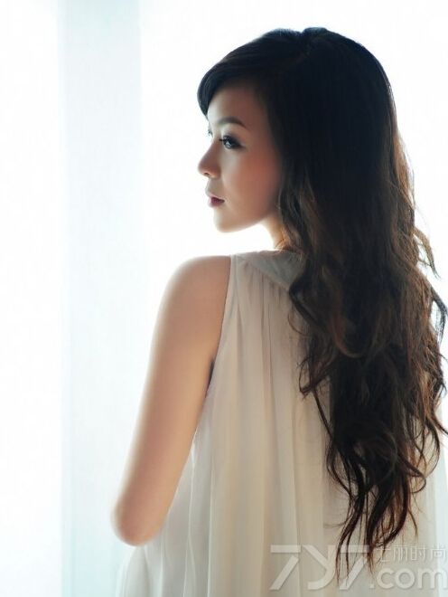 这组知性美女夏日性感写真图片，知性美女的性感与清凉的美女性感来比较，反而更多些妩媚动人，特别是温婉妩媚的笑容以及魔鬼般的性感身材都是诱人的焦点，分享知性美女夏日性感写真图片，不经意撩人诱惑更致命。