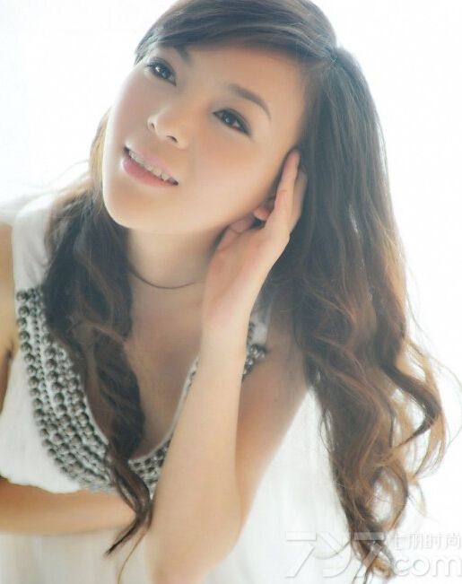 这组知性美女夏日性感写真图片，知性美女的性感与清凉的美女性感来比较，反而更多些妩媚动人，特别是温婉妩媚的笑容以及魔鬼般的性感身材都是诱人的焦点，分享知性美女夏日性感写真图片，不经意撩人诱惑更致命。