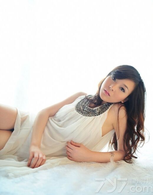 这组知性美女夏日性感写真图片，知性美女的性感与清凉的美女性感来比较，反而更多些妩媚动人，特别是温婉妩媚的笑容以及魔鬼般的性感身材都是诱人的焦点，分享知性美女夏日性感写真图片，不经意撩人诱惑更致命。