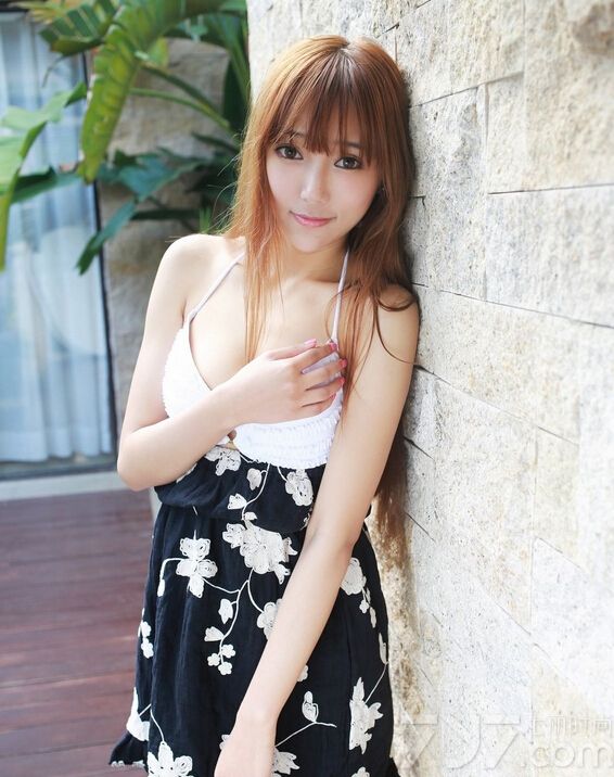 内地气质美女王馨瑶拍摄了一组最新写真图片，身穿粉色和白色比基尼，大秀丰满的好身材，精致的面孔吸引不少恩，火辣的比基尼造型塑造出性感女王的感觉，下面就一起来看看她如何卖萌耍性感的吧！