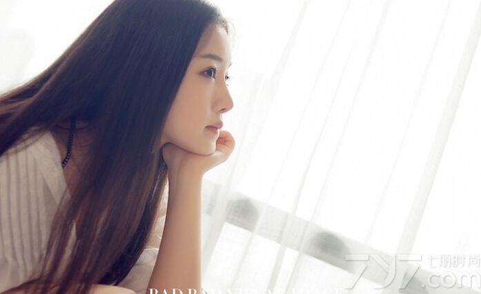 这组性感美女室内私房写真图片，宛如清纯女神一样的女子，穿着白衬衫上演了一出性感撩人的下衣失踪诱惑秀，乌黑长发以及白皙肌肤依旧是令宅男们无法忘记的性感画面，分享性感美女私房写真图片，衬衣下的诱惑更显致命。