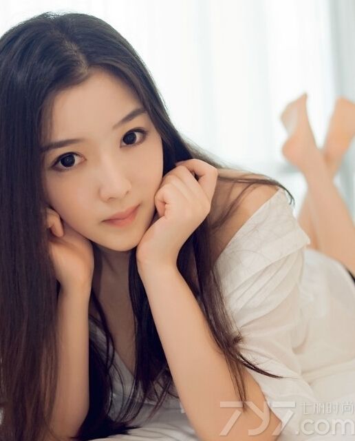 这组性感美女室内私房写真图片，宛如清纯女神一样的女子，穿着白衬衫上演了一出性感撩人的下衣失踪诱惑秀，乌黑长发以及白皙肌肤依旧是令宅男们无法忘记的性感画面，分享性感美女私房写真图片，衬衣下的诱惑更显致命。