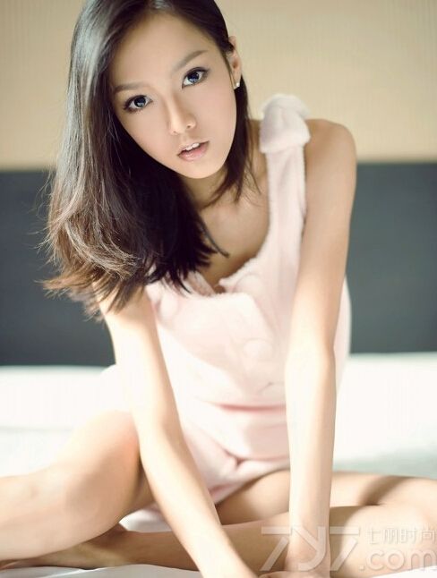 这组性感美女室内私房写真图片，宛如清纯女神一样的女子，穿着白衬衫上演了一出性感撩人的下衣失踪诱惑秀，乌黑长发以及白皙肌肤依旧是令宅男们无法忘记的性感画面，分享性感美女私房写真图片，衬衣下的诱惑更显致命。