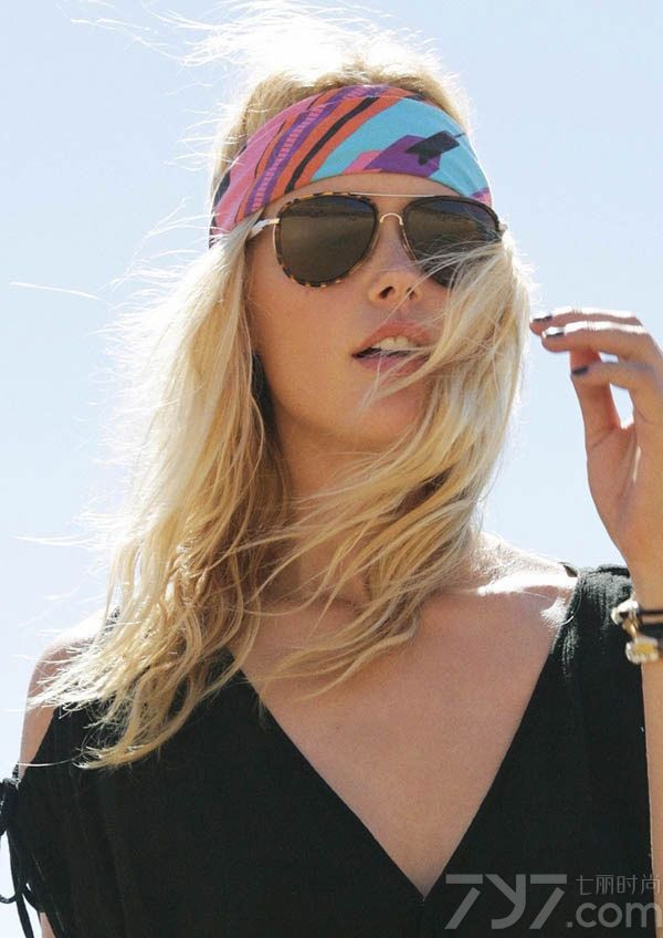 近日，辣妈超模谢尔比·基顿(Shelby Keeton)的一组沙滩写真曝光。性感超模辣妈谢尔沙滩写真，内里真空演绎妩媚风情S曲线。