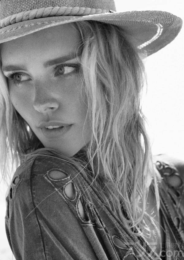 近日，辣妈超模谢尔比·基顿(Shelby Keeton)的一组沙滩写真曝光。性感超模辣妈谢尔沙滩写真，内里真空演绎妩媚风情S曲线。