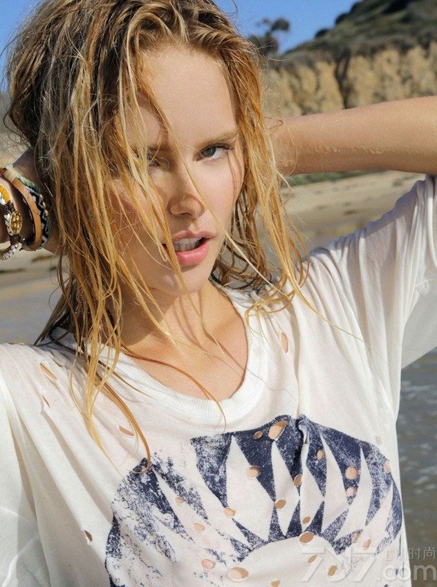 近日，辣妈超模谢尔比·基顿(Shelby Keeton)的一组沙滩写真曝光。性感超模辣妈谢尔沙滩写真，内里真空演绎妩媚风情S曲线。