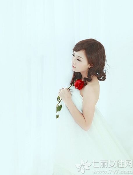 这组性感美女夏日清凉私房写真图片，夏季的炎热因性感美女半遮半掩画面，带来一丝丝清凉，特别是穿着黑色比基尼内衣，展示出白皙肌肤以及性感身材，令人目不暇接，性感魅力难以抵挡，分享清凉美女性感写真图片，半遮半掩最是诱人性感。