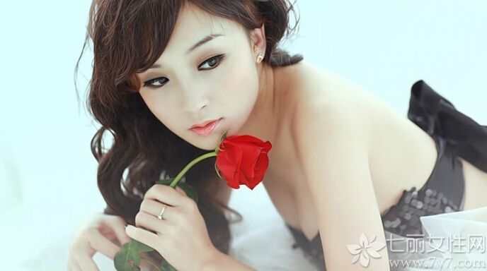 这组性感美女夏日清凉私房写真图片，夏季的炎热因性感美女半遮半掩画面，带来一丝丝清凉，特别是穿着黑色比基尼内衣，展示出白皙肌肤以及性感身材，令人目不暇接，性感魅力难以抵挡，分享清凉美女性感写真图片，半遮半掩最是诱人性感。