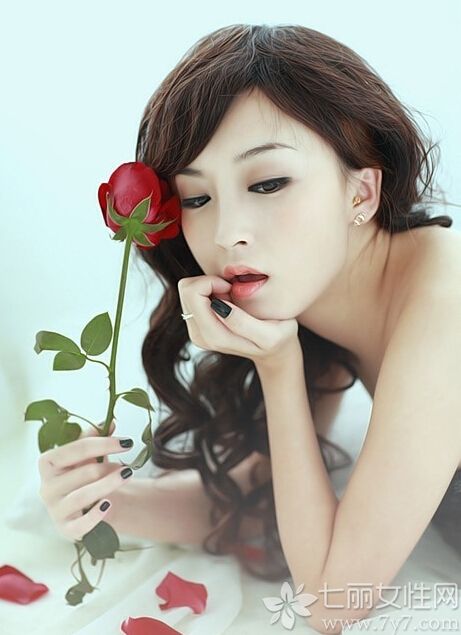 这组性感美女夏日清凉私房写真图片，夏季的炎热因性感美女半遮半掩画面，带来一丝丝清凉，特别是穿着黑色比基尼内衣，展示出白皙肌肤以及性感身材，令人目不暇接，性感魅力难以抵挡，分享清凉美女性感写真图片，半遮半掩最是诱人性感。