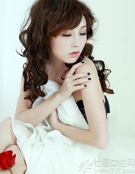 这组性感美女夏日清凉私房写真图片，夏季的炎热因性感美女半遮半掩画面，带来一丝丝清凉，特别是穿着黑色比基尼内衣，展示出白皙肌肤以及性感身材，令人目不暇接，性感魅力难以抵挡，分享清凉美女性感写真图片，半遮半掩最是诱人性感。