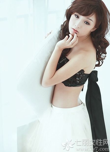 这组性感美女夏日清凉私房写真图片，夏季的炎热因性感美女半遮半掩画面，带来一丝丝清凉，特别是穿着黑色比基尼内衣，展示出白皙肌肤以及性感身材，令人目不暇接，性感魅力难以抵挡，分享清凉美女性感写真图片，半遮半掩最是诱人性感。