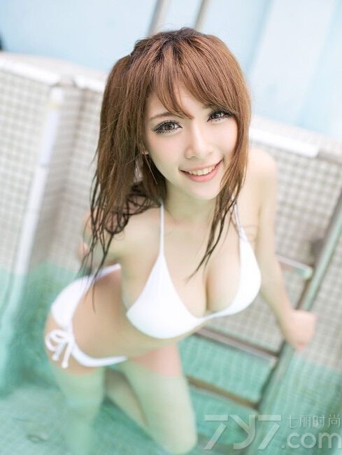 这位性感美女的长相与内地女主播柳岩非常相似，大大的眼睛明亮动人。身穿白色比基尼难掩傲人身材，下面就一起来看看这组泳池写真吧！女神火辣PK图片秀！
