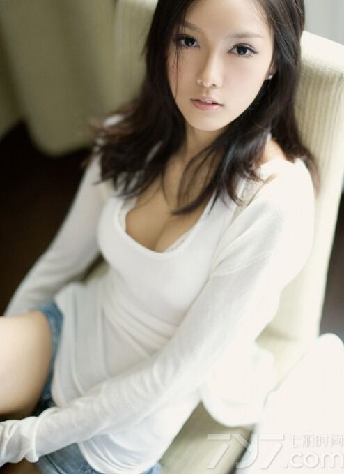 这组性感美女室内私房写真图片，一种自然慵懒媚态展示出另类的性感魅力，加上下衣失踪的诱惑尽显致命气息，白皙肌肤以及性感长腿瞬间迷惑宅男，妖娆妩媚令人窒息，分享性感美女室内写真图片，自然慵懒尽显性感媚态。