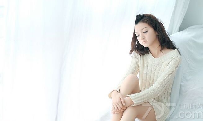 这组性感美女室内私房写真图片，一种自然慵懒媚态展示出另类的性感魅力，加上下衣失踪的诱惑尽显致命气息，白皙肌肤以及性感长腿瞬间迷惑宅男，妖娆妩媚令人窒息，分享性感美女室内写真图片，自然慵懒尽显性感媚态。