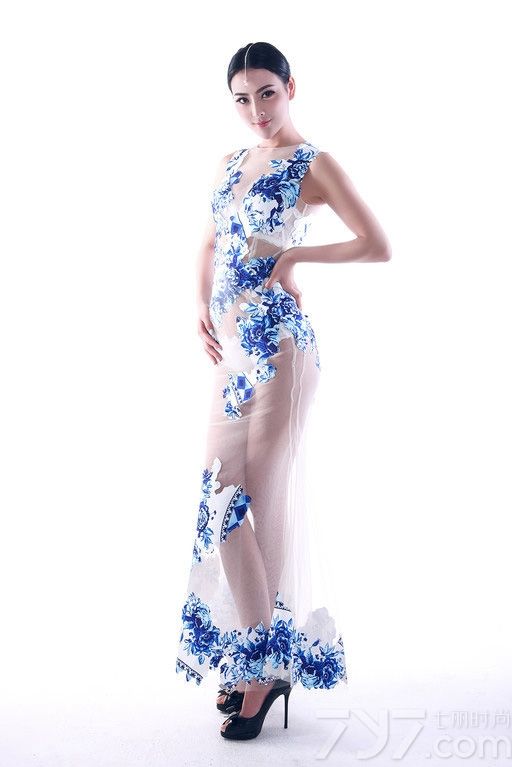 她天生拥有一种高贵的气质和女王的魅力，这种无声的魄力成了很多男人想要征服的性格。在时尚界小露头角的她，不论从哪个角度看上去，都是无可挑剔的。下面一起来观赏高贵模特拍摄平面图片，窈窕美女性感至极。