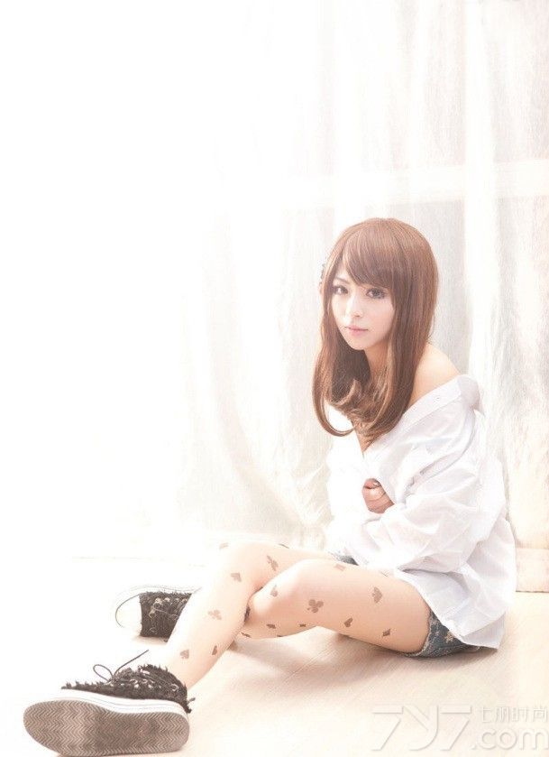 戴上方形镜框的MM多了一份书香气质，侧边的小樱桃甜美可人，白色的衬衫裸露着香肩，衬托出娇媚白皙的肌肤，事业线激荡着宅男的心，垂落的散发出无尽的诱惑于妩媚，下面一起来看看这组性感眼镜美女图片，闺房写真小露香肩。