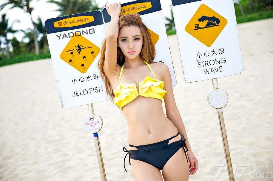 转眼又到了盛夏穿比基尼秀身材的好时期了，性感的比基尼一向是宅男们的最爱。今天为大家分享一组超迷人的比基尼美女图片，白皙的肌肤，超完美比例好身材，性感妖娆魅惑惹人痴迷。