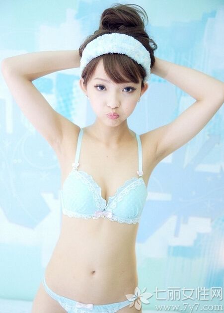 这位美女身穿可爱型的内衣，不需要丰满的身材也能完美的诠释情感。下面就一起来看看这组性感内衣图片，可爱女神的甜蜜私房照一定会让你为之倾倒哦。