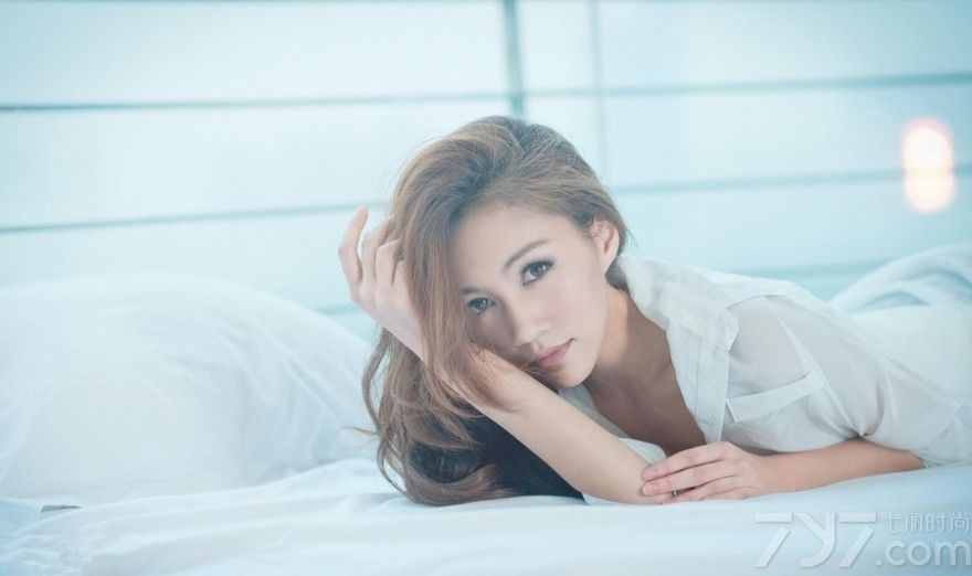 夏天来了，MM们都到了秀出身材的好时机，这次带来性感美女白衬衫写真，在私密的闺房拍摄，宽松的衬衫露出娇嫩的身躯，美美的大长腿让你疯狂痴迷，真是宅男们的福利哦，一起来看看吧！