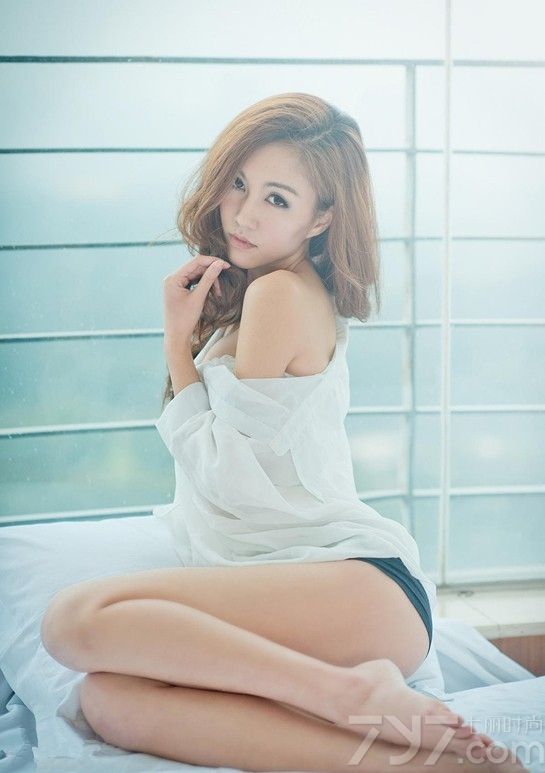 夏天来了，MM们都到了秀出身材的好时机，这次带来性感美女白衬衫写真，在私密的闺房拍摄，宽松的衬衫露出娇嫩的身躯，美美的大长腿让你疯狂痴迷，真是宅男们的福利哦，一起来看看吧！