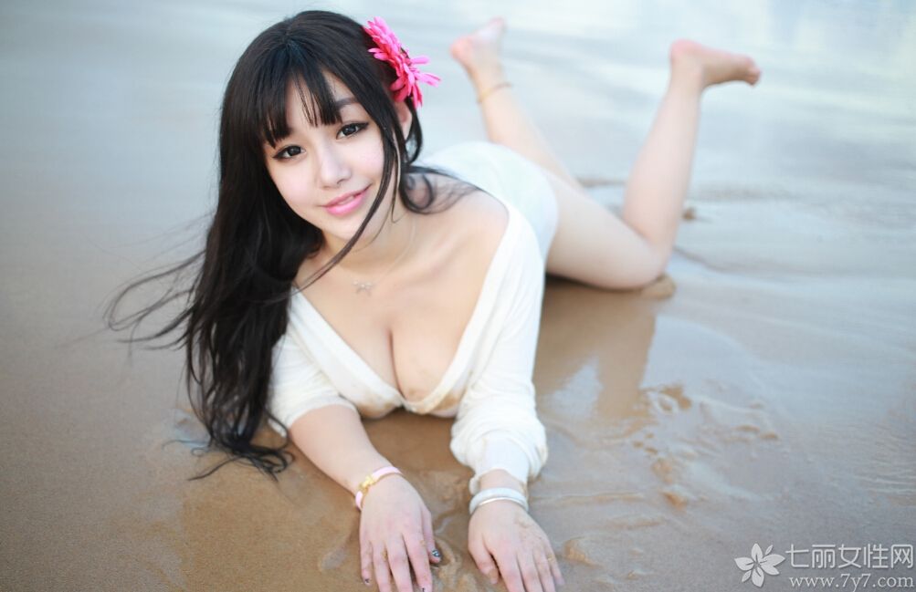 内地嫩模Barbie可儿近日在三亚海滩边拍摄了一组性感写真，因为白皮的皮肤和超立体的五官被男网友封为新晋女神。下面就一起来看看这位美女的魔鬼身材羡煞旁人。