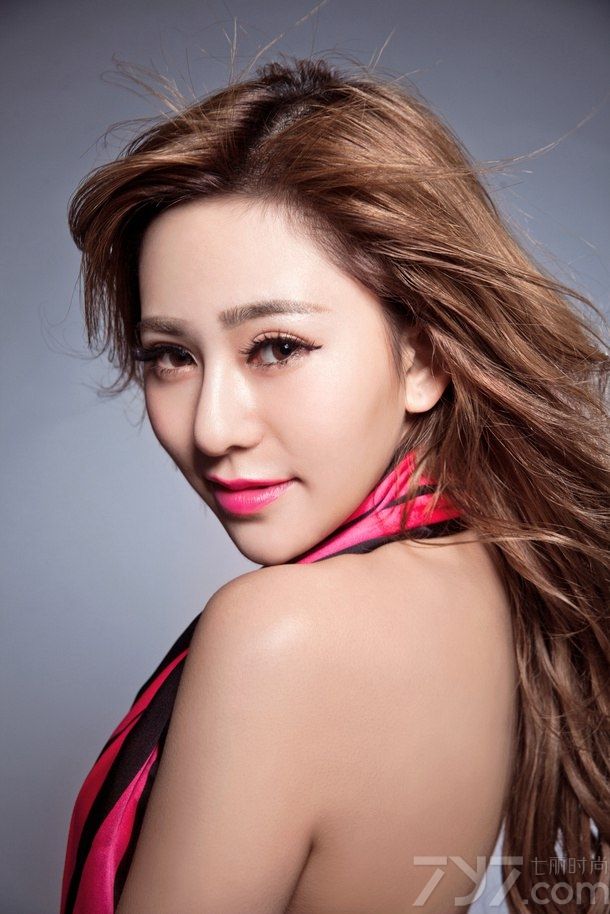 新一代宅男女神吴沐熙，是一位95后人气中俄混血 演员、平面模特。在广告模特界占有不可替代的地位。今天为大家分享她的最新激情写真照， 完美身材曲线，一块丝巾就能诱惑到底。