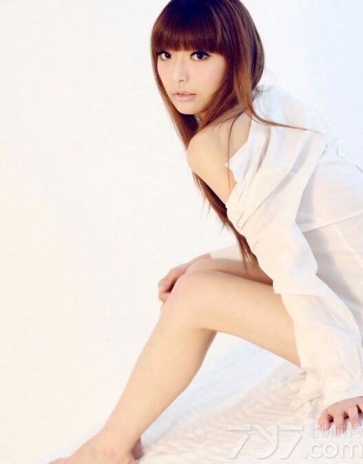 这组性感美女清凉室内私房写真图片，私房内的性感写真展示出性感美女半裸香肩的诱惑，白皙肌肤以及诱人表情令宅男难以抵挡住。性感长腿以及慵懒的诱人表情，最是令人无法忘怀，分享私房美女性感写真图片，半裸诱惑尽显夏日清凉。