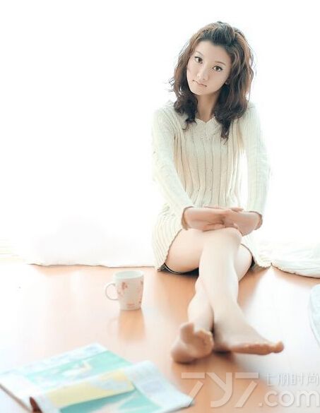 这组性感美女清凉室内私房写真图片，私房内的性感写真展示出性感美女半裸香肩的诱惑，白皙肌肤以及诱人表情令宅男难以抵挡住。性感长腿以及慵懒的诱人表情，最是令人无法忘怀，分享私房美女性感写真图片，半裸诱惑尽显夏日清凉。