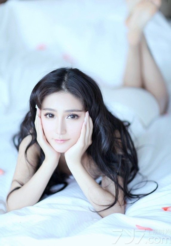 她倚靠在椅子上，苗条的身躯看不见一处的赘肉，性感女郎是她的代名词。素净的白色床单点亮了她傲人的身姿，身边的花瓣让画面显得唯美又柔和，辗转反侧凸显出恬静、清雅、精致美。下面一起来看看华丽美女性感私房照图片，素净白衣唯美诱惑。